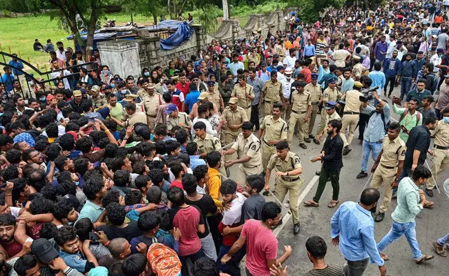 Hyderabad : జిమ్ఖానా గ్రౌండ్ తొక్కిసలాట వ్యవహారంపై తెలంగాణ సర్కార్ సీరియస్.. Hyderabad : జిమ్ఖానా గ్రౌండ్ తొక్కిసలాట వ్యవహారంపై తెలంగాణ సర్కార్ సీరియస్..