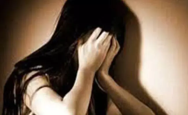 Shocking Video: దారుణం..15 ఏళ్ల బాలికపై అత్యాచారం చేసి.. రోడ్డుపై నగ్నంగా నడిపించి.. Shocking Video: దారుణం..15 ఏళ్ల బాలికపై అత్యాచారం చేసి.. రోడ్డుపై నగ్నంగా నడిపించి..