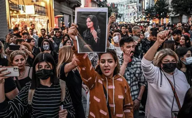 Iran : ఇరాన్లో పెరుగుతున్న కఠిన నిబంధనలు.. అన్ని సోషల్ మీడియా ప్లాట్ఫార్మ్లు బ్లాక్ Iran : ఇరాన్లో పెరుగుతున్న కఠిన నిబంధనలు.. అన్ని సోషల్ మీడియా ప్లాట్ఫార్మ్లు బ్లాక్