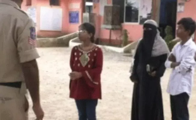 Adilabad : టీచర్ పై కక్ష కట్టిన స్కూల్ విద్యార్థులు... ఏం చేశారంటే.. Adilabad : టీచర్ పై కక్ష కట్టిన స్కూల్ విద్యార్థులు... ఏం చేశారంటే..