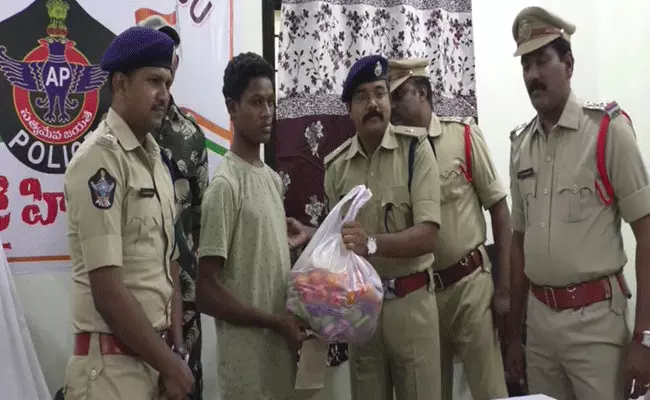 Maoist Surrender : వెట్టిచాకిరి భరించలేక మావోయిస్టు లొంగుబాటు.. Maoist Surrender : వెట్టిచాకిరి భరించలేక మావోయిస్టు లొంగుబాటు..