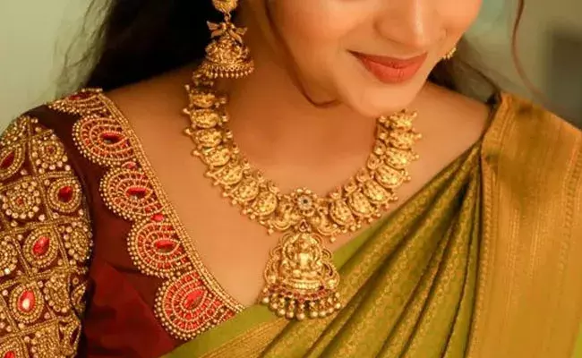 Gold and Silver Rates Today : తగ్గిన బంగారం, వెండి ధరలు.. ఈ రోజు మార్కెట్లో ఈ విధంగా.. Gold and Silver Rates Today : తగ్గిన బంగారం, వెండి ధరలు.. ఈ రోజు మార్కెట్లో ఈ విధంగా..