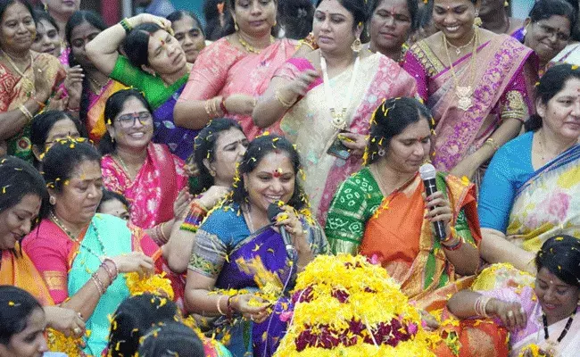 Bathukamma : తెలంగాణ భవన్లో ఘనంగా బతుకమ్మ సంబరాలు.. Bathukamma : తెలంగాణ భవన్లో ఘనంగా బతుకమ్మ సంబరాలు..