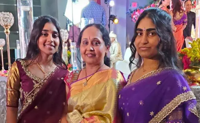 NRI: అమెరికాలో ఘోర ప్రమాదం.. తానా బోర్డు డైరెక్టర్ భార్య, ఇద్దరు కూతుర్లు మృతి NRI: అమెరికాలో ఘోర ప్రమాదం.. తానా బోర్డు డైరెక్టర్ భార్య, ఇద్దరు కూతుర్లు మృతి