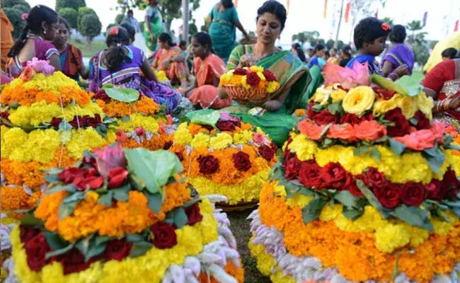 Batukamma Samburalu: గల్లీ నుంచి  ఢిల్లీ వరకు బతుకమ్మ సంబరాలు..
