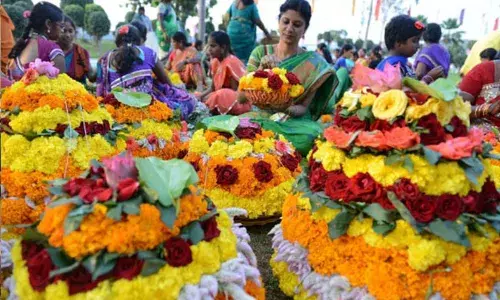 Batukamma Samburalu: గల్లీ నుంచి ఢిల్లీ వరకు బతుకమ్మ సంబరాలు.. Batukamma Samburalu: గల్లీ నుంచి ఢిల్లీ వరకు బతుకమ్మ సంబరాలు..