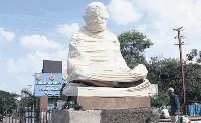 Harish Rao : గాంధీ ఆసుపత్రిలో 16 అడుగుల గాంధీ విగ్రహం.. Harish Rao : గాంధీ ఆసుపత్రిలో 16 అడుగుల గాంధీ విగ్రహం..