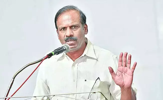 Hyderabad Crime News : గ్రామస్తుల పై మాజీ మంత్రి కుమారుడు దాడి.. భూవివాదమే కారణమా..? Hyderabad Crime News : గ్రామస్తుల పై మాజీ మంత్రి కుమారుడు దాడి.. భూవివాదమే కారణమా..?