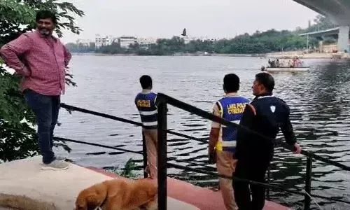 Hyderabad Crime News : దుర్గం చెరువు కేబుల్ బ్రిడ్జ్ పైనుంచి దూకి యువతి ఆత్మహత్య.. Hyderabad Crime News : దుర్గం చెరువు కేబుల్ బ్రిడ్జ్ పైనుంచి దూకి యువతి ఆత్మహత్య..