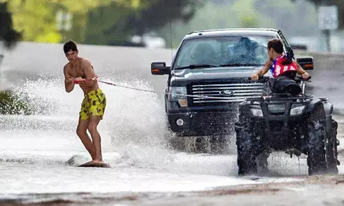 Florida Floods : ఫ్లోరిడాలో భయానకంగా తుఫాన్, వర్షాలు.. ఇళ్లల్లోకి వస్తున్న సొరచేపలు.. Florida Floods : ఫ్లోరిడాలో భయానకంగా తుఫాన్, వర్షాలు.. ఇళ్లల్లోకి వస్తున్న సొరచేపలు..