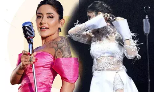 Iran : స్టేజ్‌పైనే జుట్టు కత్తిరించుకున్న టర్కీ పాప్ సింగర్ మెలీక్ మాసో..