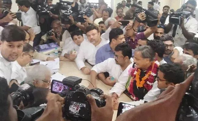 Shashi Tharoor : డప్పు వాయిద్యాలతో శశిథరూర్కు ఘన స్వాగతం.. Shashi Tharoor : డప్పు వాయిద్యాలతో శశిథరూర్కు ఘన స్వాగతం..