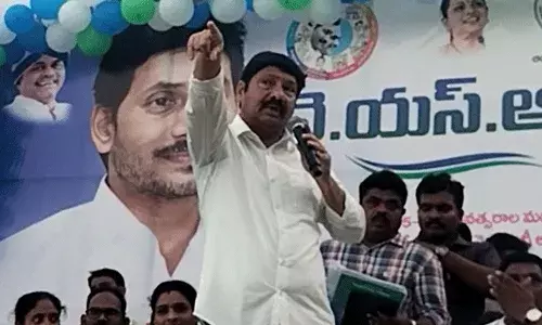 Vijayawada : మహిళల్ని బెదిరించి మరీ కూర్చోబెట్టిన మంత్రి జోగిరమేష్.. Vijayawada : మహిళల్ని బెదిరించి మరీ కూర్చోబెట్టిన మంత్రి జోగిరమేష్..