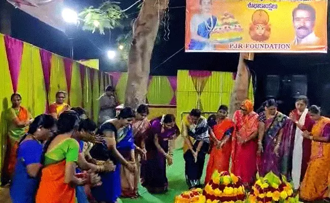 Hyderabad : హైదరాబాద్లో అంబరాన్నంటుతున్న బతుకమ్మ సంబరాలు.. Hyderabad : హైదరాబాద్లో అంబరాన్నంటుతున్న బతుకమ్మ సంబరాలు..