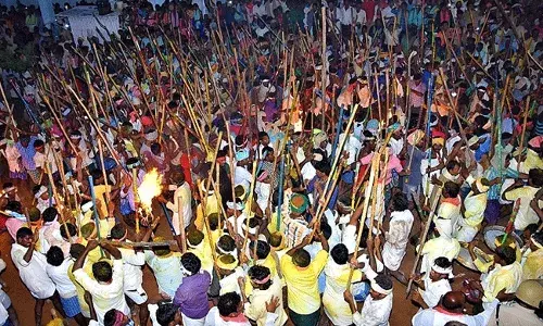 Kurnool : కర్రల సమరానికి సిద్ధమవుతోన్న దేవరగట్టు.. Kurnool : కర్రల సమరానికి సిద్ధమవుతోన్న దేవరగట్టు..