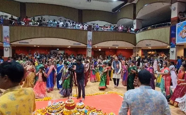 Abudhabhi Bathukamma : అబుదాబిలో బతుకమ్మ సంబరాలు.. Abudhabhi Bathukamma : అబుదాబిలో బతుకమ్మ సంబరాలు..