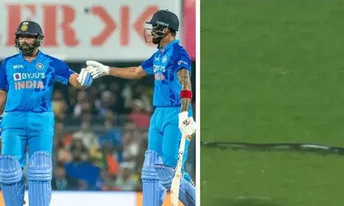 Snake In Match : క్రికెట్ గ్రౌండ్లోకి పాము.. మ్యాచ్కు బ్రేక్ Snake In Match : క్రికెట్ గ్రౌండ్లోకి పాము.. మ్యాచ్కు బ్రేక్