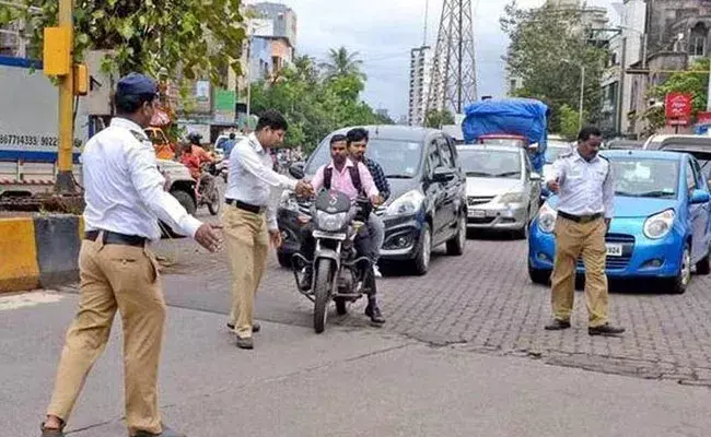 Hyderabad: నేటి నుంచి కొత్త ట్రాఫిక్ రూల్స్.. బ్రేక్ చేస్తే జేబులు ఖాళీ.. Hyderabad: నేటి నుంచి కొత్త ట్రాఫిక్ రూల్స్.. బ్రేక్ చేస్తే జేబులు ఖాళీ..