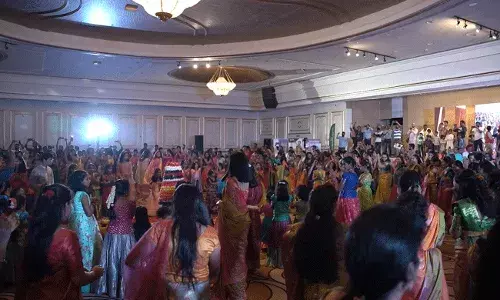 Dubai Bathukamma : దుబాయ్లో ఘనంగా బతుకమ్మ సంబరాలు.. Dubai Bathukamma : దుబాయ్లో ఘనంగా బతుకమ్మ సంబరాలు..