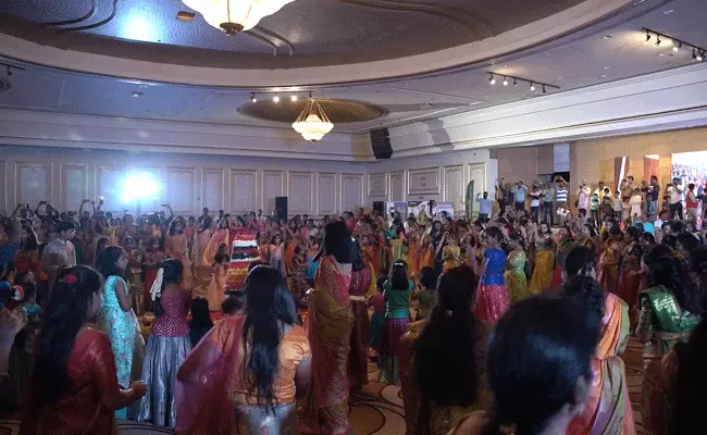 Dubai Bathukamma : దుబాయ్లో ఘనంగా బతుకమ్మ సంబరాలు.. Dubai Bathukamma : దుబాయ్లో ఘనంగా బతుకమ్మ సంబరాలు..