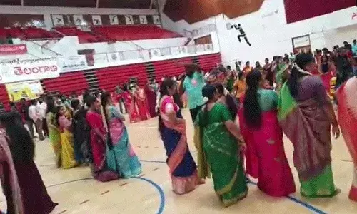 Dubai Bathukamma : దుబాయ్లో ఘనంగా బతుకమ్మ సంబరాలు.. Dubai Bathukamma : దుబాయ్లో ఘనంగా బతుకమ్మ సంబరాలు..