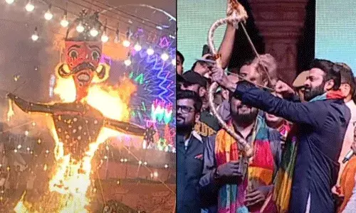 Prabhas Ravan Dahan : విల్లు ఎక్కుపెట్టి రావణ దహనం చేసిన ప్రభాస్.. Prabhas Ravan Dahan : విల్లు ఎక్కుపెట్టి రావణ దహనం చేసిన ప్రభాస్..