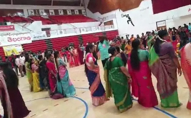 Dubai Bathukamma : దుబాయ్లో ఘనంగా బతుకమ్మ సంబరాలు.. Dubai Bathukamma : దుబాయ్లో ఘనంగా బతుకమ్మ సంబరాలు..