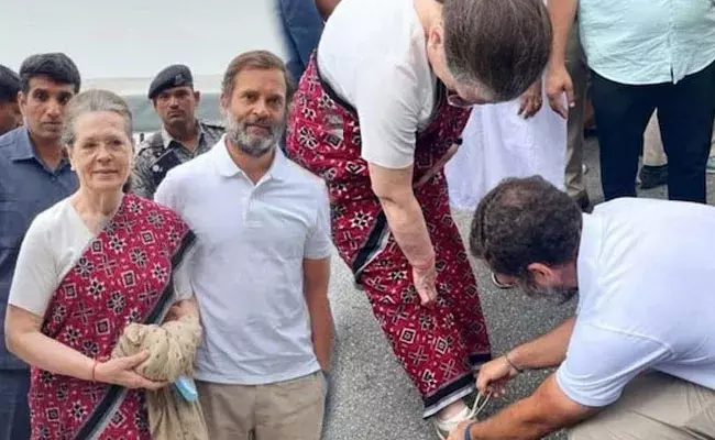 Bharat Jodo Yatra: భారత్ జోడో యాత్రలో సోనియా.. తల్లికి షూ లేస్ కట్టిన రాహుల్.. Bharat Jodo Yatra: భారత్ జోడో యాత్రలో సోనియా.. తల్లికి షూ లేస్ కట్టిన రాహుల్..