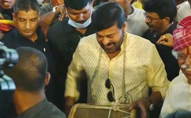 Alai Balai : అలయ్ బలయ్.. డప్పుకొట్టి, డ్యాన్స్ చేసిన చిరు.. Alai Balai : అలయ్ బలయ్.. డప్పుకొట్టి, డ్యాన్స్ చేసిన చిరు..