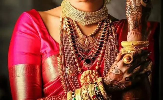 Gold and Silver Rates Today : పెరిగిన బంగారం, తగ్గిన వెండి ధరలు.. ఈ రోజు మార్కెట్లో ఈ విధంగా.. Gold and Silver Rates Today : పెరిగిన బంగారం, తగ్గిన వెండి ధరలు.. ఈ రోజు మార్కెట్లో ఈ విధంగా..