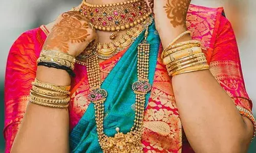 Gold and Silver Rates Today : నిలకడగా బంగారం, పెరిగిన వెండి ధరలు.. ఈ రోజు మార్కెట్లో ఈ విధంగా.. Gold and Silver Rates Today : నిలకడగా బంగారం, పెరిగిన వెండి ధరలు.. ఈ రోజు మార్కెట్లో ఈ విధంగా..