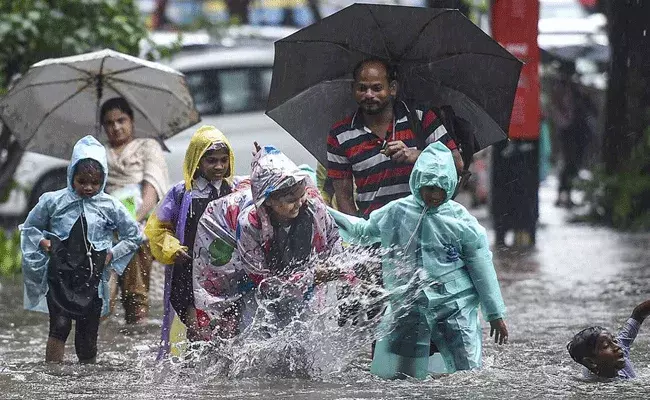 Telangana Rains : తెలంగాణలో రెయిన్ అలర్ట్.. రాబోయే మూడు రోజులు భారీ వర్షాలు.. Telangana Rains : తెలంగాణలో రెయిన్ అలర్ట్.. రాబోయే మూడు రోజులు భారీ వర్షాలు..