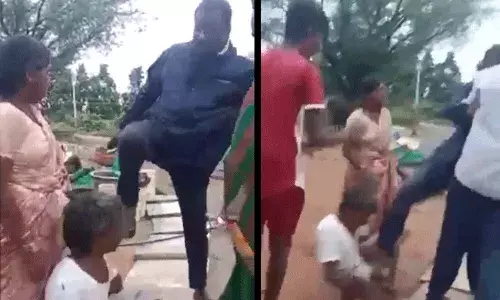 Sarpanch Atttack : కూలీ డబ్బులు అడిగినందుకు దివ్యాంగుడిపై సర్పంచ్ దాడి.. Sarpanch Atttack : కూలీ డబ్బులు అడిగినందుకు దివ్యాంగుడిపై సర్పంచ్ దాడి..