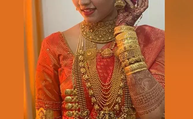 Gold and Silver Rates Today : నిలకడగా బంగారం, తగ్గిన వెండి ధరలు.. ఈ రోజు మార్కెట్లో ఈ విధంగా.. Gold and Silver Rates Today : నిలకడగా బంగారం, తగ్గిన వెండి ధరలు.. ఈ రోజు మార్కెట్లో ఈ విధంగా..