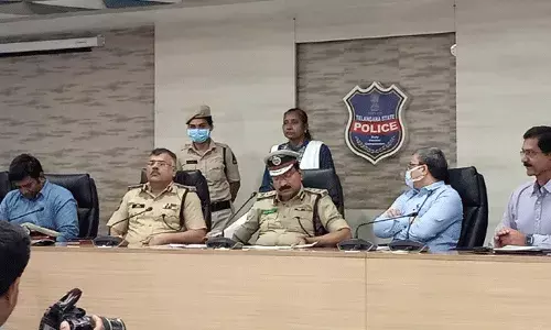 Maoist Surrender : తెలంగాణ డీజీపీ ఎదుట మహిళా మావోయిస్టు సరెండర్.. Maoist Surrender : తెలంగాణ డీజీపీ ఎదుట మహిళా మావోయిస్టు సరెండర్..