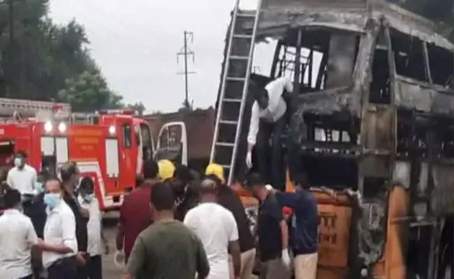 Maharastra: ఘోర ప్రమాదం.. మంటల్లో చిక్కుకున్న బస్సు.. 11 మంది మృతి