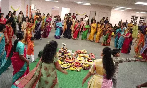 Boston Bathukamma : బోస్టన్లో ఘనంగా బతుకమ్మ సంబరాలు.. Boston Bathukamma : బోస్టన్లో ఘనంగా బతుకమ్మ సంబరాలు..