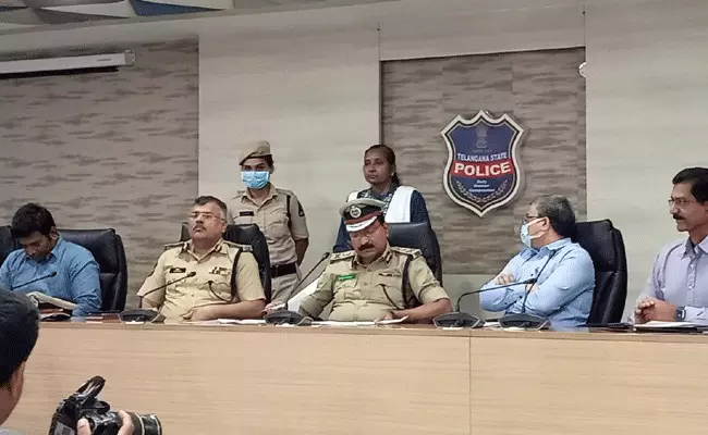 Maoist Surrender : తెలంగాణ డీజీపీ ఎదుట మహిళా మావోయిస్టు సరెండర్.. Maoist Surrender : తెలంగాణ డీజీపీ ఎదుట మహిళా మావోయిస్టు సరెండర్..