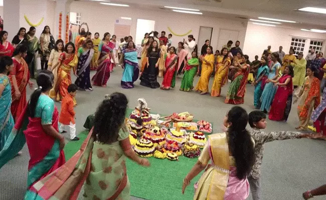 Boston Bathukamma : బోస్టన్లో ఘనంగా బతుకమ్మ సంబరాలు.. Boston Bathukamma : బోస్టన్లో ఘనంగా బతుకమ్మ సంబరాలు..