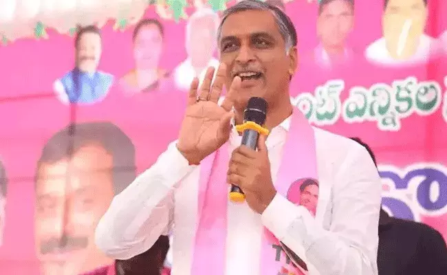 Harish Rao : పెద్ద లీడర్లకు కార్లు, బైక్లు గిఫ్టులుగా ఇస్తున్నారు : మంత్రి హరీష్ రావు Harish Rao : పెద్ద లీడర్లకు కార్లు, బైక్లు గిఫ్టులుగా ఇస్తున్నారు : మంత్రి హరీష్ రావు