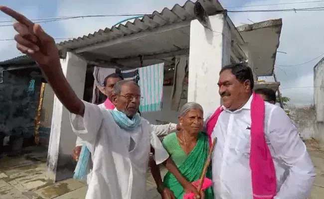 Munugodu Bi Polls : సారే కావాలి..కారే రావాలి.. Munugodu Bi Polls : సారే కావాలి..కారే రావాలి..