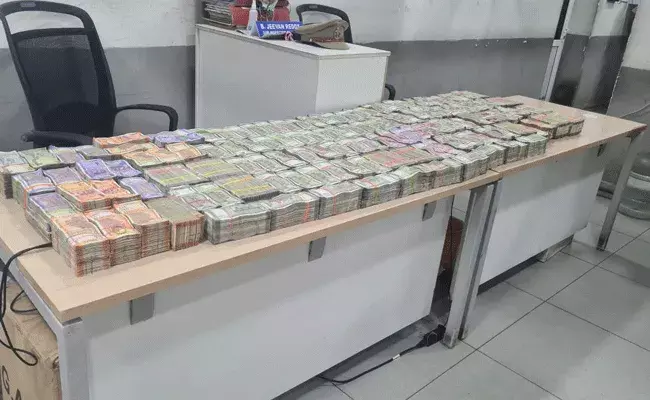 Hyderabad : హైదరాబాద్లో భారీగా నగదు సీజ్.. Hyderabad : హైదరాబాద్లో భారీగా నగదు సీజ్..