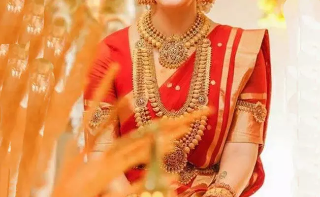 Gold and Silver Rates Today : తగ్గిన బంగారం, వెండి ధరలు.. ఈ రోజు మార్కెట్లో ఈ విధంగా.. Gold and Silver Rates Today : తగ్గిన బంగారం, వెండి ధరలు.. ఈ రోజు మార్కెట్లో ఈ విధంగా..