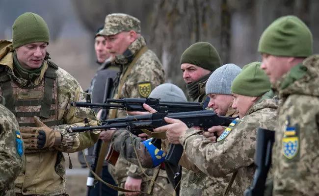 Russia-Ukraine War: ఉక్రెయిన్పై రష్యా ప్రతీకారం.. భీకర రూపం దాల్చిన యుద్ధం Russia-Ukraine War: ఉక్రెయిన్పై రష్యా ప్రతీకారం.. భీకర రూపం దాల్చిన యుద్ధం