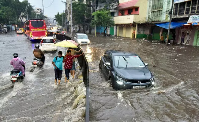 Heavy Rains in Telangana : భారీ వర్షానికి తడిసి ముద్ధైన భాగ్యనగరం Heavy Rains in Telangana : భారీ వర్షానికి తడిసి ముద్ధైన భాగ్యనగరం