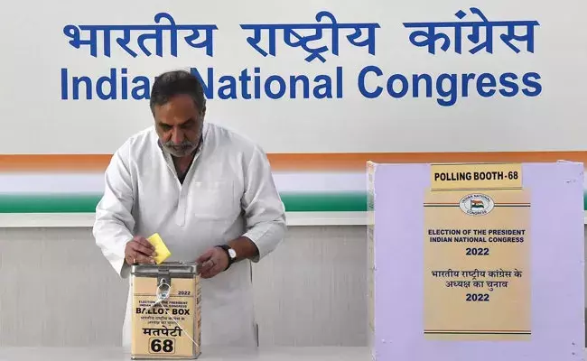 Congress Presidential Election: ముగిసిన కాంగ్రెస్ పార్టీ అధ్యక్ష ఎన్నికలు.. కౌంటింగ్ పైనే అందరి దృష్టి Congress Presidential Election: ముగిసిన కాంగ్రెస్ పార్టీ అధ్యక్ష ఎన్నికలు.. కౌంటింగ్ పైనే అందరి దృష్టి