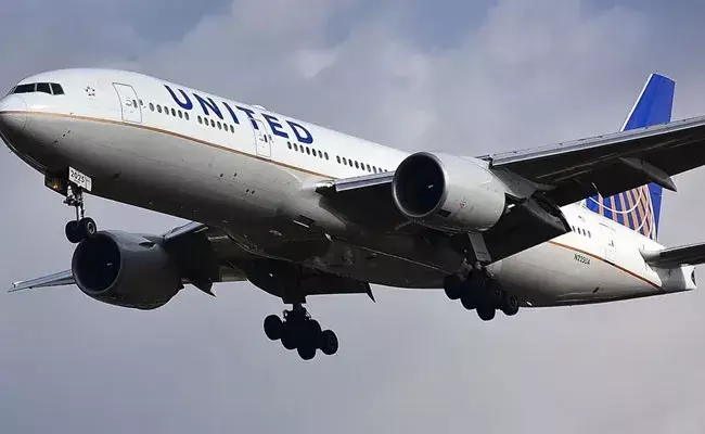 Snake on a plane: విమానంలో పాము కనిపించడంతో ప్రయాణీకులు భయంతో.. Snake on a plane: విమానంలో పాము కనిపించడంతో ప్రయాణీకులు భయంతో..