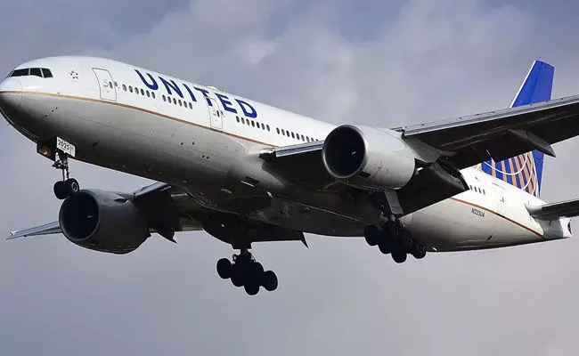 Snake on a plane: విమానంలో పాము కనిపించడంతో ప్రయాణీకులు భయంతో.. Snake on a plane: విమానంలో పాము కనిపించడంతో ప్రయాణీకులు భయంతో..