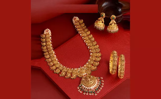 Gold and Silver Rates Today : తగ్గిన బంగారం, నిలకడగా ఉన్న వెండి ధరలు.. ఈ రోజు మార్కెట్లో ఈ విధంగా.. Gold and Silver Rates Today : తగ్గిన బంగారం, నిలకడగా ఉన్న వెండి ధరలు.. ఈ రోజు మార్కెట్లో ఈ విధంగా..