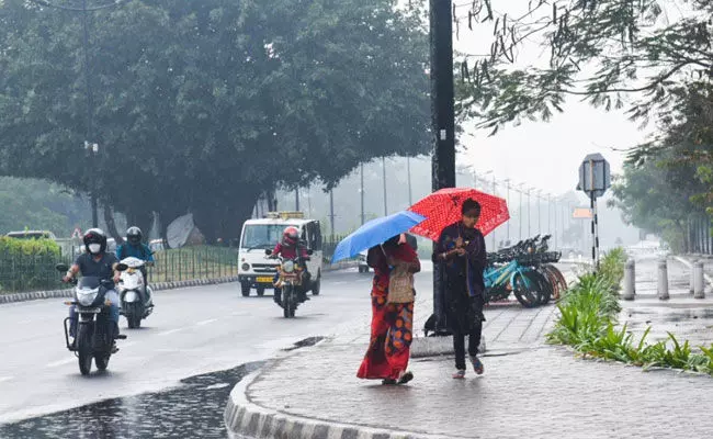Weather Report: బంగాళాఖాతంలో అల్పపీడనం.. తెలుగు రాష్ట్రాల్లో భారీ వర్షాలు Weather Report: బంగాళాఖాతంలో అల్పపీడనం.. తెలుగు రాష్ట్రాల్లో భారీ వర్షాలు